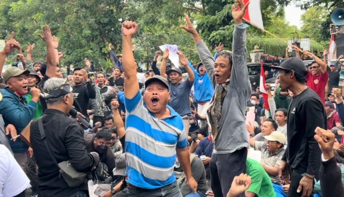 Ribuan Massa Geruduk DPRD Tulungagung, Sampaikan 3 Tuntutan