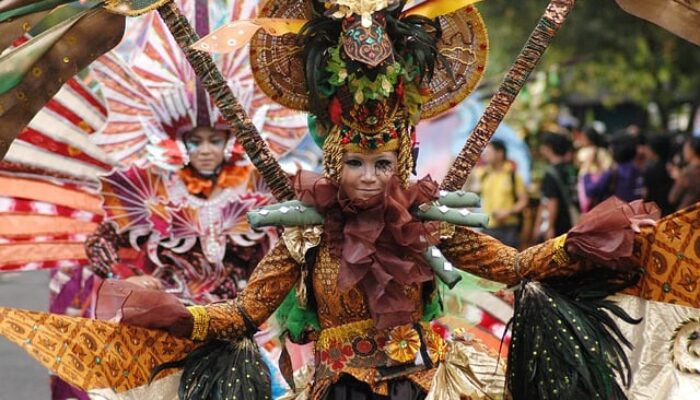 Istana-Centrisme Budaya dalam Karnaval: Biaya Besar dan Normalisasi Ketimpangan Kelas Sosial!